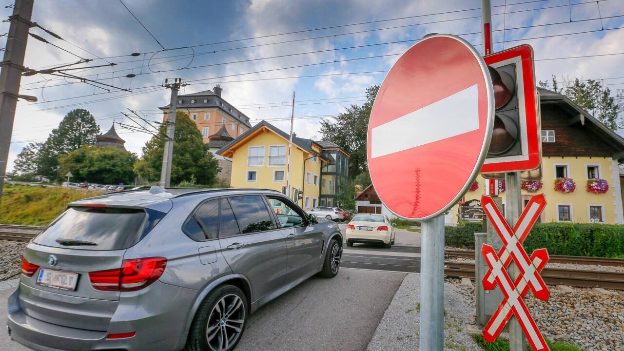 Vor mehr als zwei Jahren wurde am gefährlichen Bahnübergang bei der Seeburg die – offenbar nicht von allen Autofahrern akzeptierte – Einbahnregelung eingeführt.  