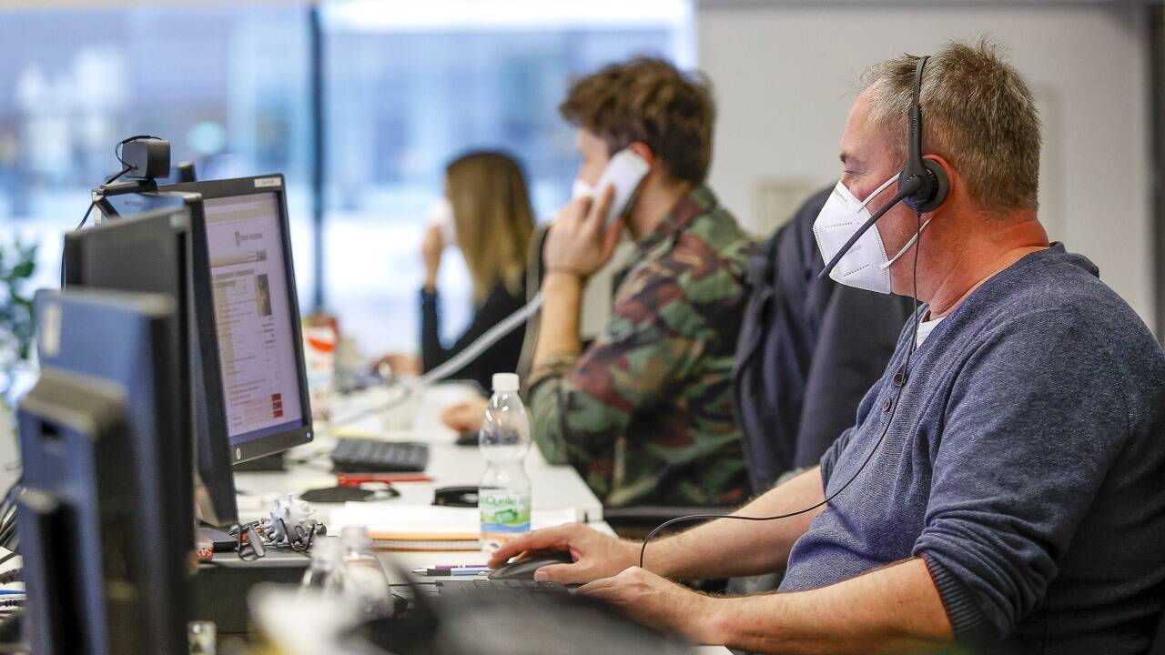 Um kritische Infrastruktur besser gegen Ausfälle abzusichern, wolle man zusätzlich auf Anleitung des Infektiologen Richard Greil tägliche Antigentests für dort Beschäftigte einführen, zum Beispiel bei den Contact-Tracern. 