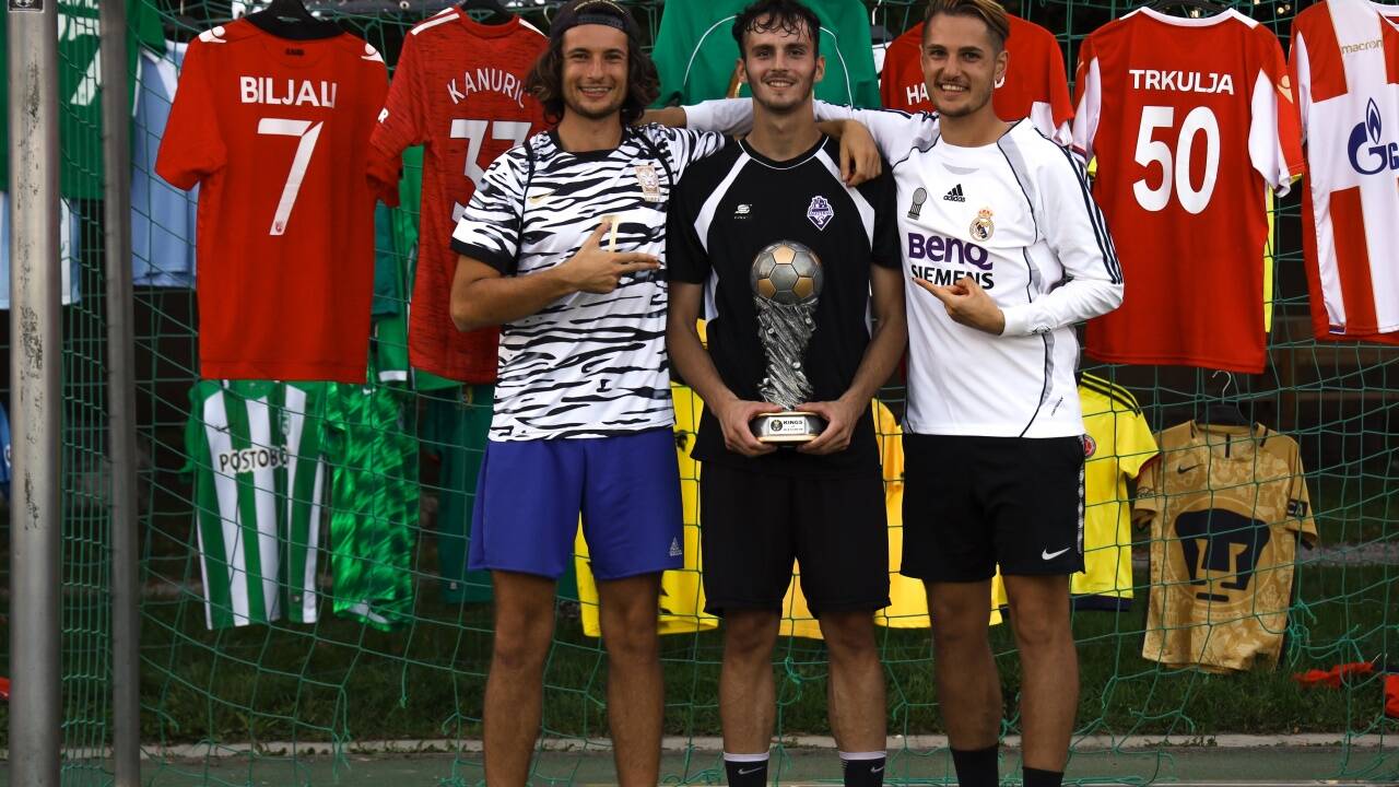 Jovan Gruban (links) mit zwei Spielern der „Kings of Klessheim“. 