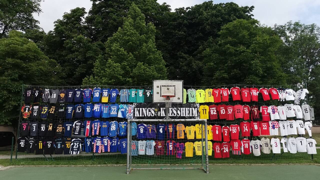 Die eigens beflockten Trikots der „Kings of Klessheim“. 