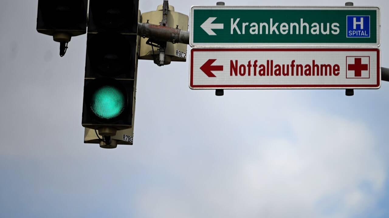 Die Omikron-Variante des Coronavirus ist ansteckender, die Krankheit dürfte aber weniger schwer verlaufen. Dennoch erwarten Experten, dass sich die Spitäler bald wieder stärker füllen. Die Omikron-Variante des Coronavirus ist ansteckender, die Krankheit dürfte aber weniger schwer verlaufen. Dennoch erwarten Experten, dass sich die Spitäler bald wieder stärker füllen.