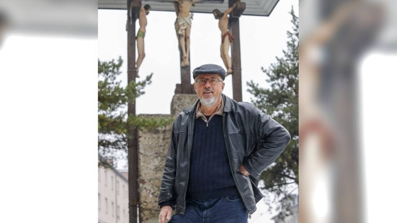 Historiker Gerhard Ammerer vor der Kreuzigungsgruppe in Schallmoos.  