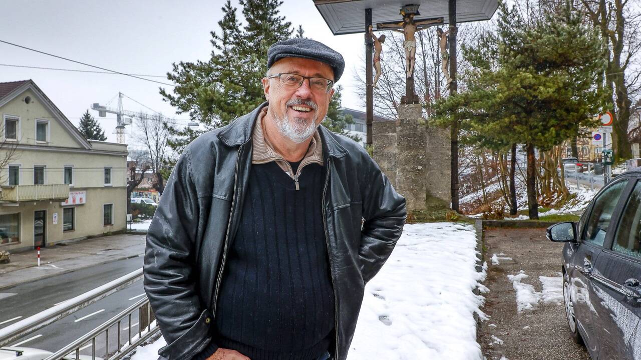 Historiker Gerhard Ammerer vor der Kreuzigungsgruppe in Schallmoos.  