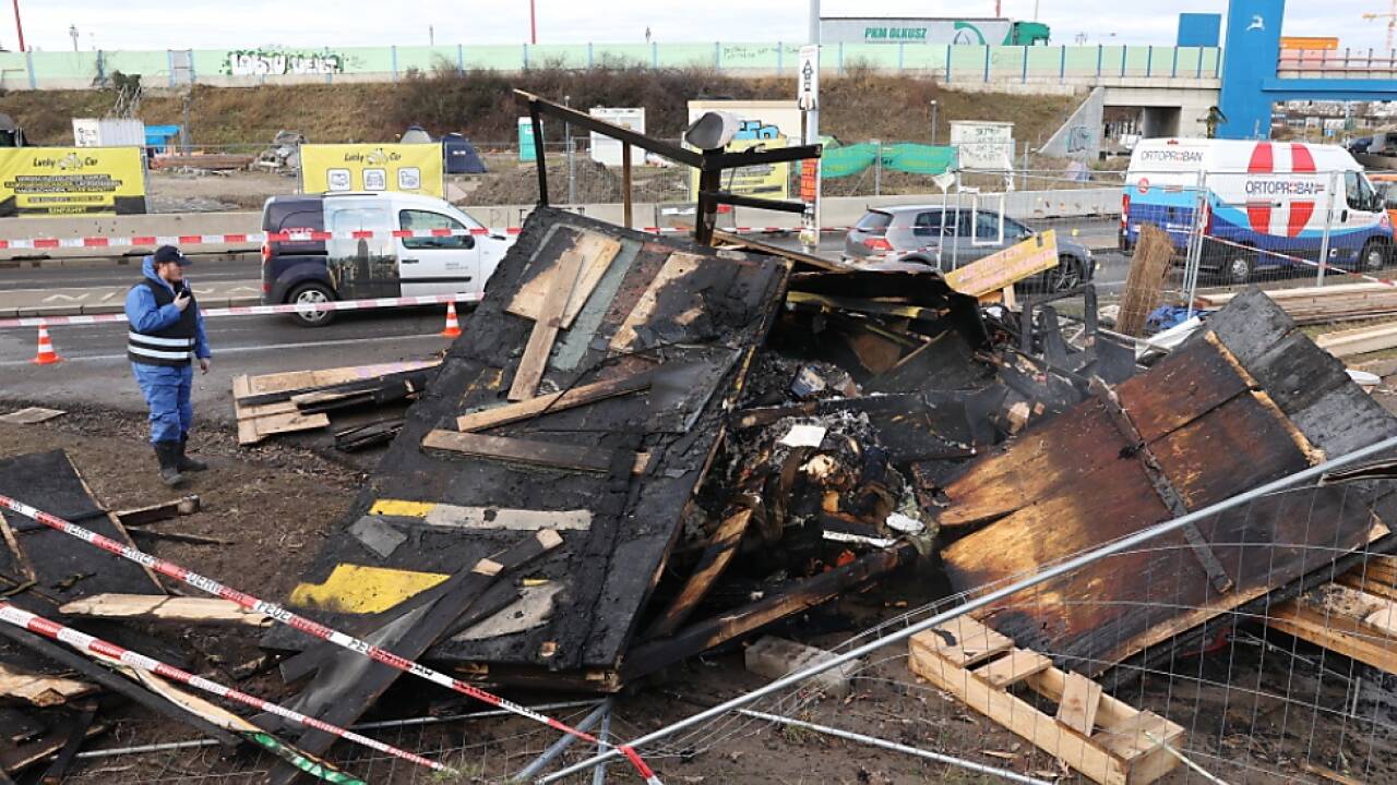 In der Nacht auf 31. Dezember 2021 wurde eine Holzhütte der Besetzer an der geplanten Stadtstraße entzündet. Die Polizei ermittelt nach wie vor in alle Richtungen. 