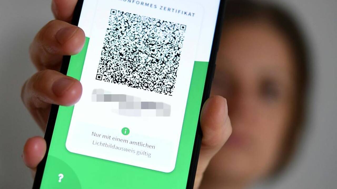 Am 1. Februar könnten rund 900.000 Impfzertifikate ungültig werden – das Gesundheitsministerium geht allerdings davon aus, dass sich die meisten Betroffenen vorher noch eine Boosterimpfung holen. Am 1. Februar könnten rund 900.000 Impfzertifikate ungültig werden – das Gesundheitsministerium geht allerdings davon aus, dass sich die meisten Betroffenen vorher noch eine Boosterimpfung holen.