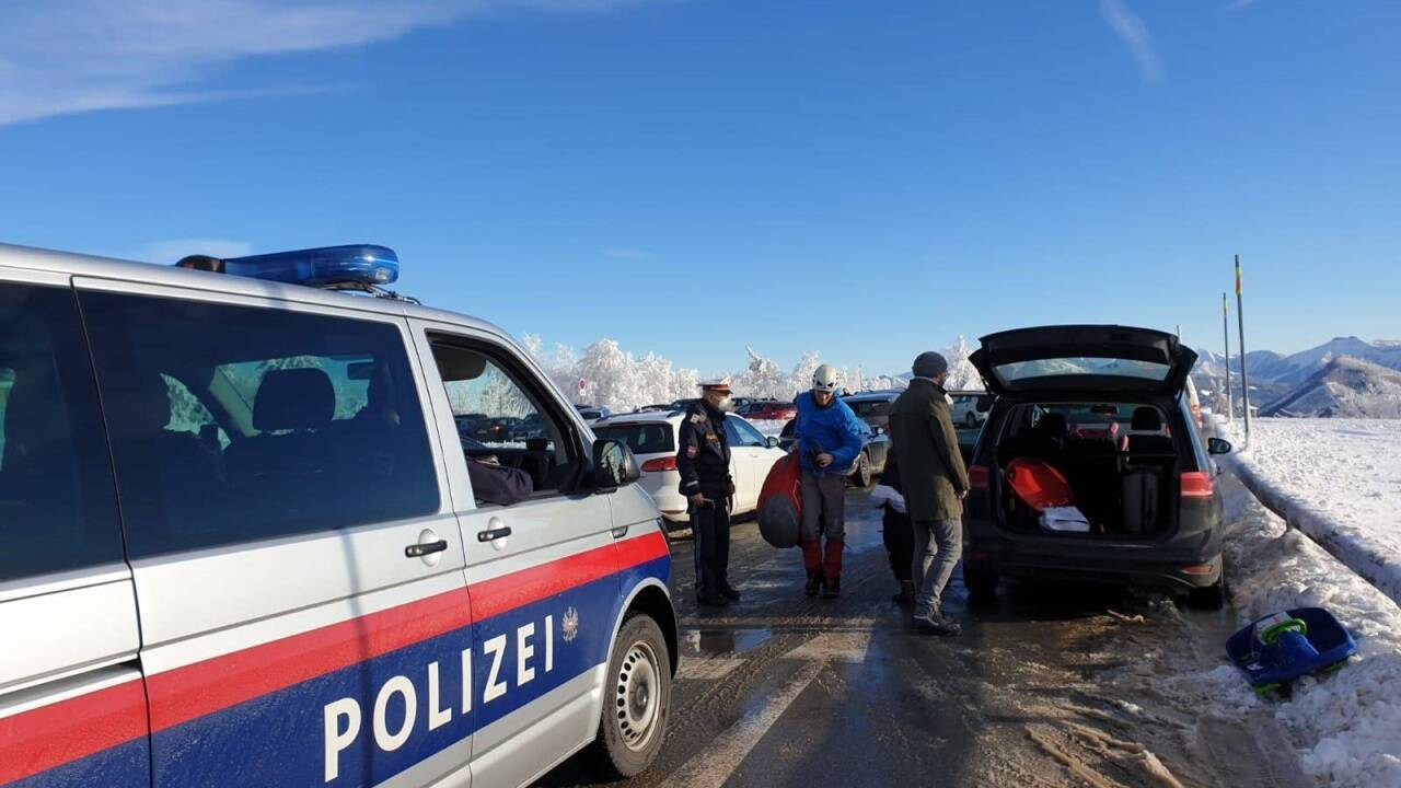 Dutzende stehen bei Schönwetter in der Abschleppzone. Am Freitag kam nicht einmal der Bus mehr vorbei.  