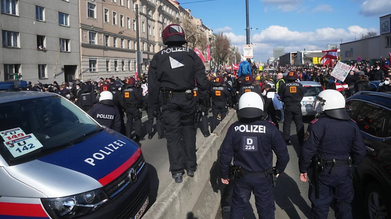 Polizei bei Corona-Demonstration  Polizei bei Corona-Demonstration
