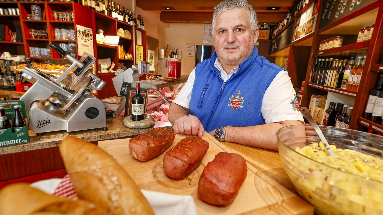 Metzgermeister Anton Rass in seiner „Genussfleischerei“ im Salzburger Stadtteil Riedenburg. 