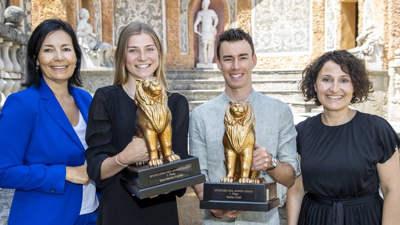 Petra Fuchs (Oberbank, l. im Bild) und Andrea Franz (Spar, r. im Bild) gratulierten den Skisprung-Assen Sara Marita Kramer (Sportlerin des Jahres) und Stefan Kraft (Sportler des Jahres) in den Wasserspielen von Schloss Hellbrunn.  