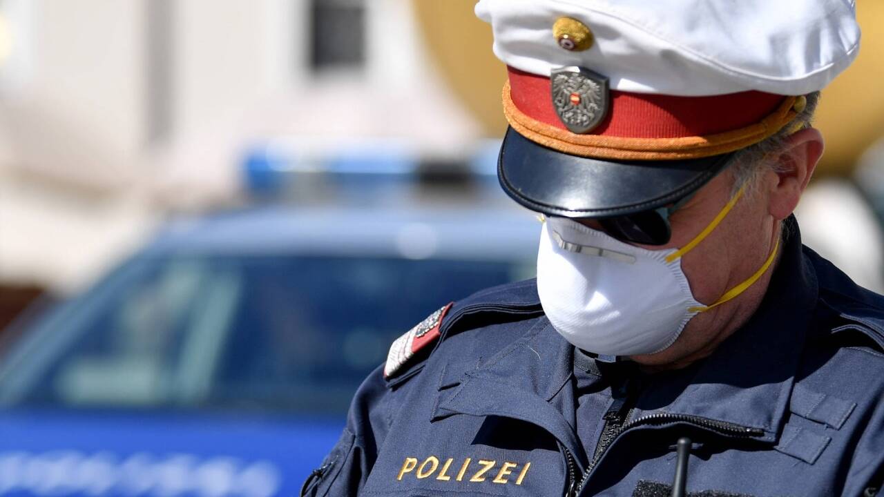 Graue Schläfen, FFP2-Maske – der Ruhestand könnte für manche Polizisten freiwillg zum Unruhestand werden. 