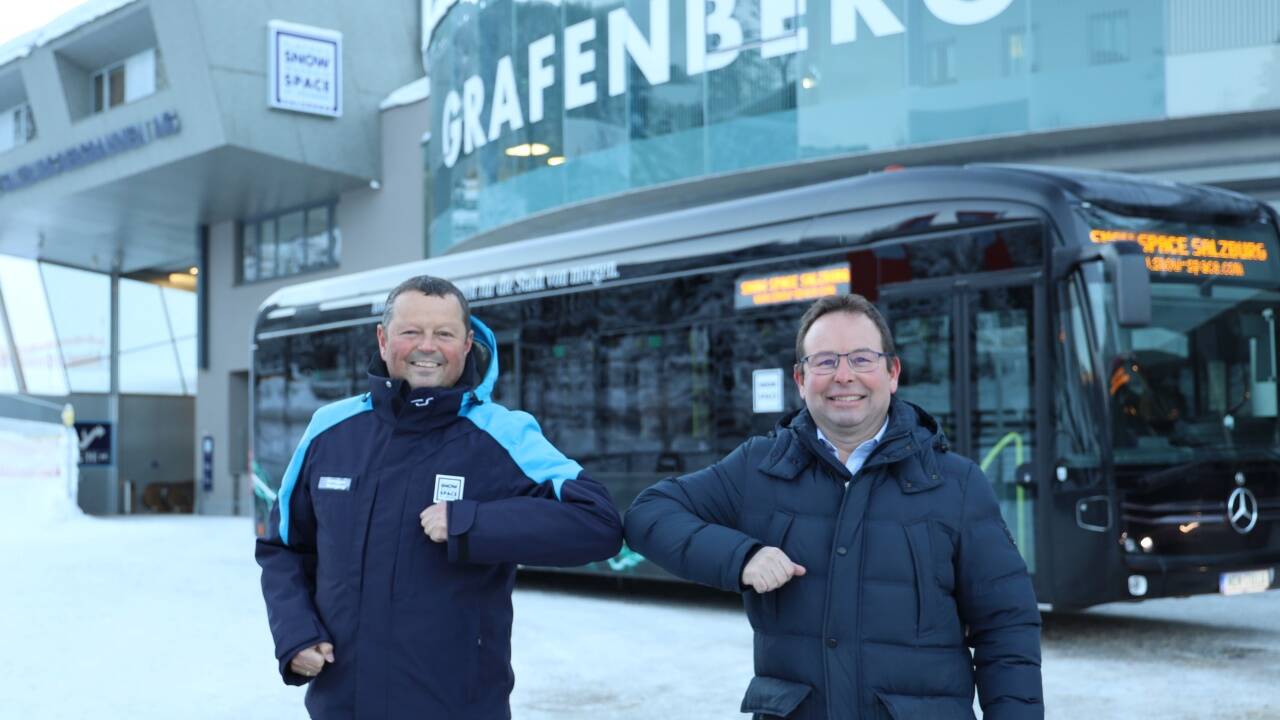 Seilbahner Wolfgang Hettegger und Albus-Chef Hermann Häckl arbeiten an der Elektrifizierung der Skibus-Flotte. Nur eine Maßnahme auf dem Weg zur CO2-Neutralität. Seilbahner Wolfgang Hettegger und Albus-Chef Hermann Häckl arbeiten an der Elektrifizierung der Skibus-Flotte. Nur eine Maßnahme auf dem Weg zur CO2-Neutralität.