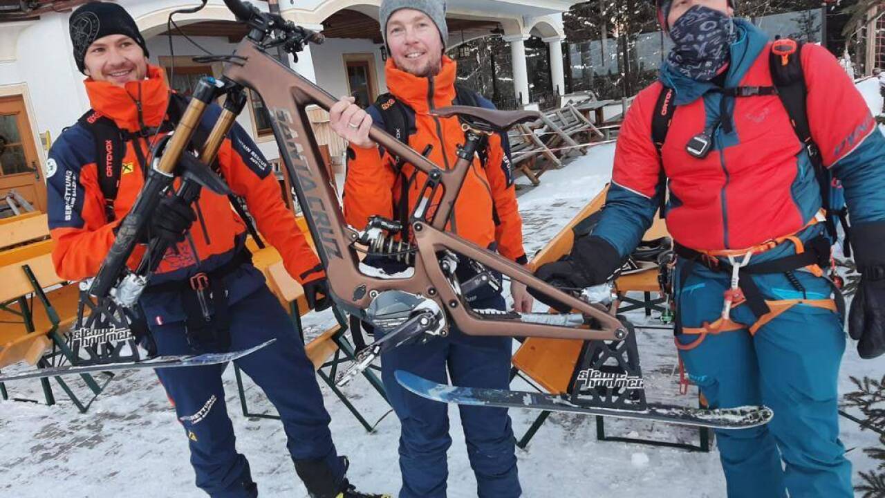 Sachen gibt’s &Ouml;: Flachauer Bergretter mit dem umgebauten E-Bike. 