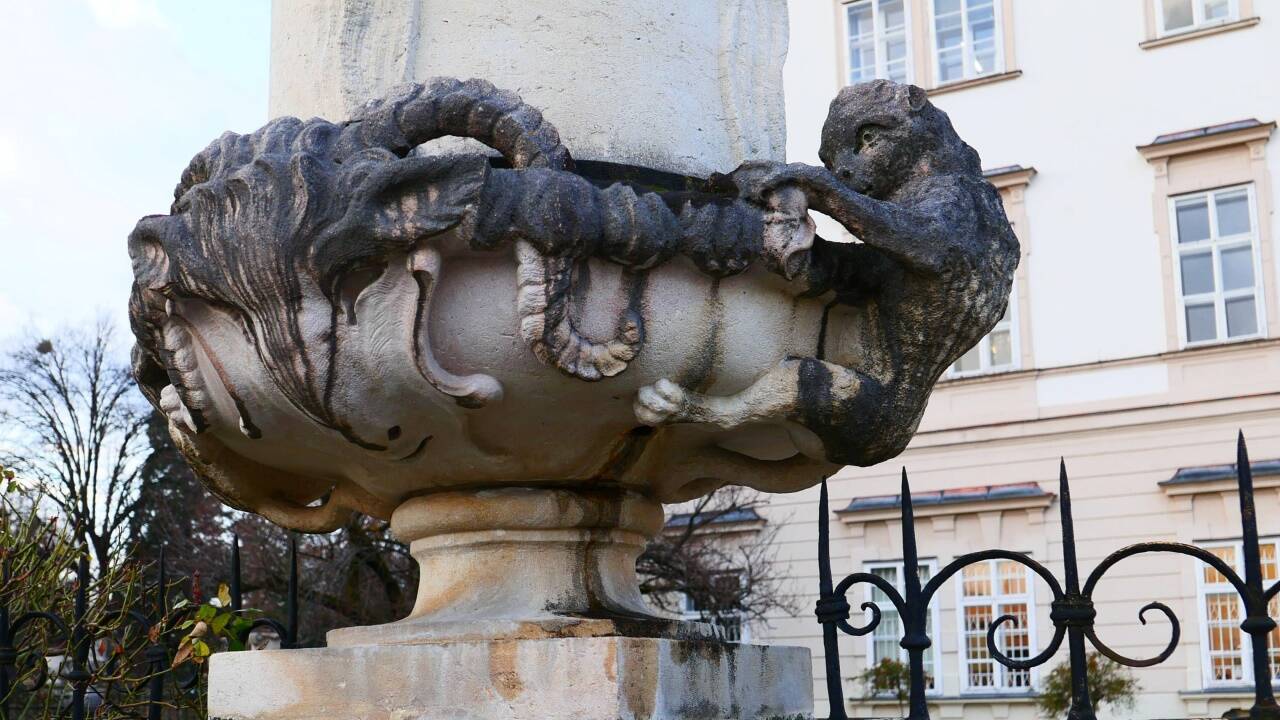 Die Vase mit den tierischen Gestalten.  