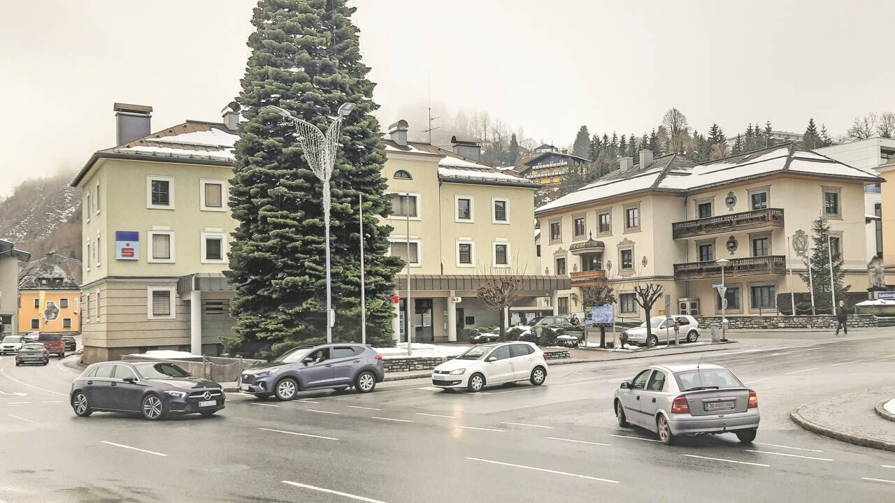 Sparkassengebäude und altes Gemeindeamt gehören bald der Geschichte an. 