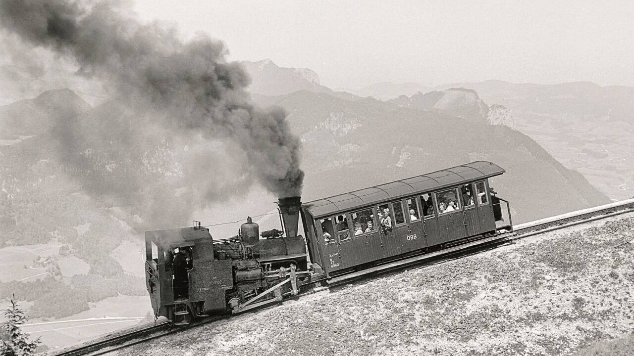 Lok und Waggon der Schafbergbahn: 1962 noch genauso wie 1893.  
