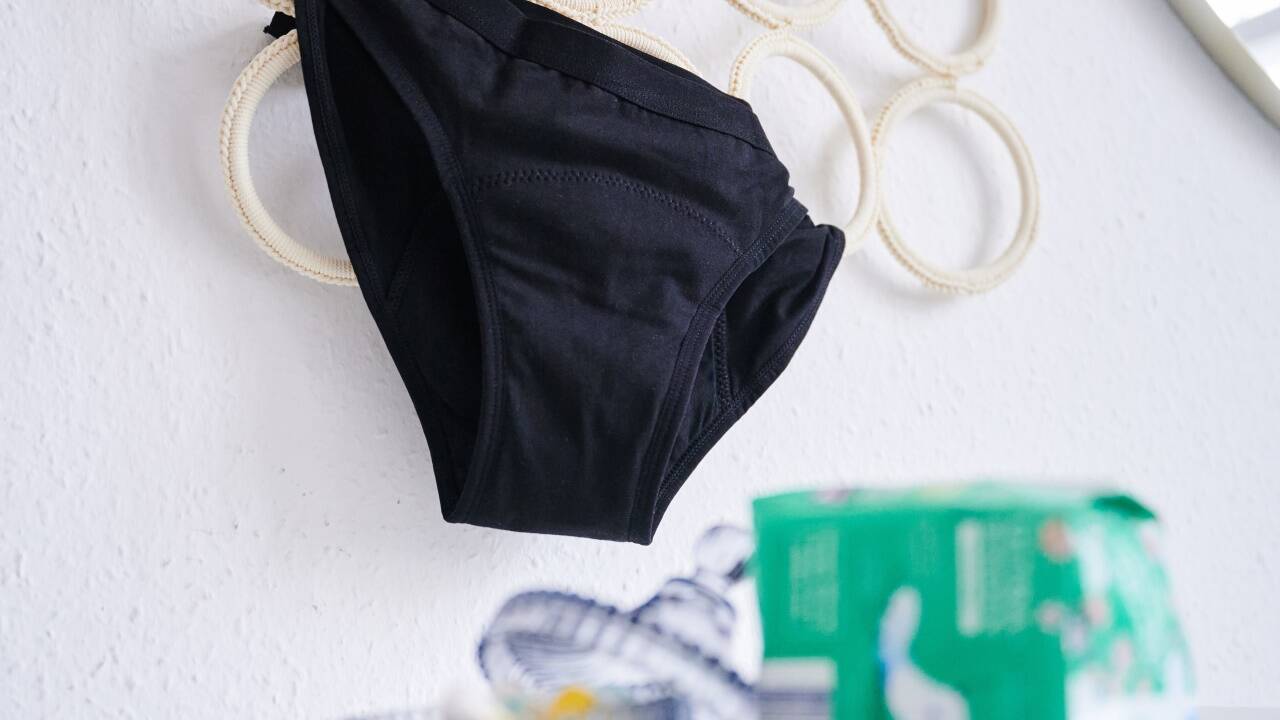 Periodenslips erobern zunehmend den Markt und sollen Herstellern zufolge eine umweltfreundliche Alternative zu Wegwerfprodukten sein. 