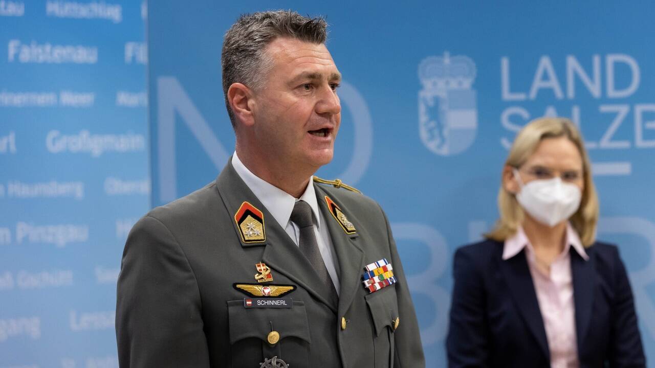 Oberst Peter Schinnerl, Leiter des Covidmanagements in Salzburg (im Hintergrund Primaria Uta Hoppe, Leiterin des medizinischen Krisenstabs). Oberst Peter Schinnerl, Leiter des Covidmanagements in Salzburg (im Hintergrund Primaria Uta Hoppe, Leiterin des medizinischen Krisenstabs).