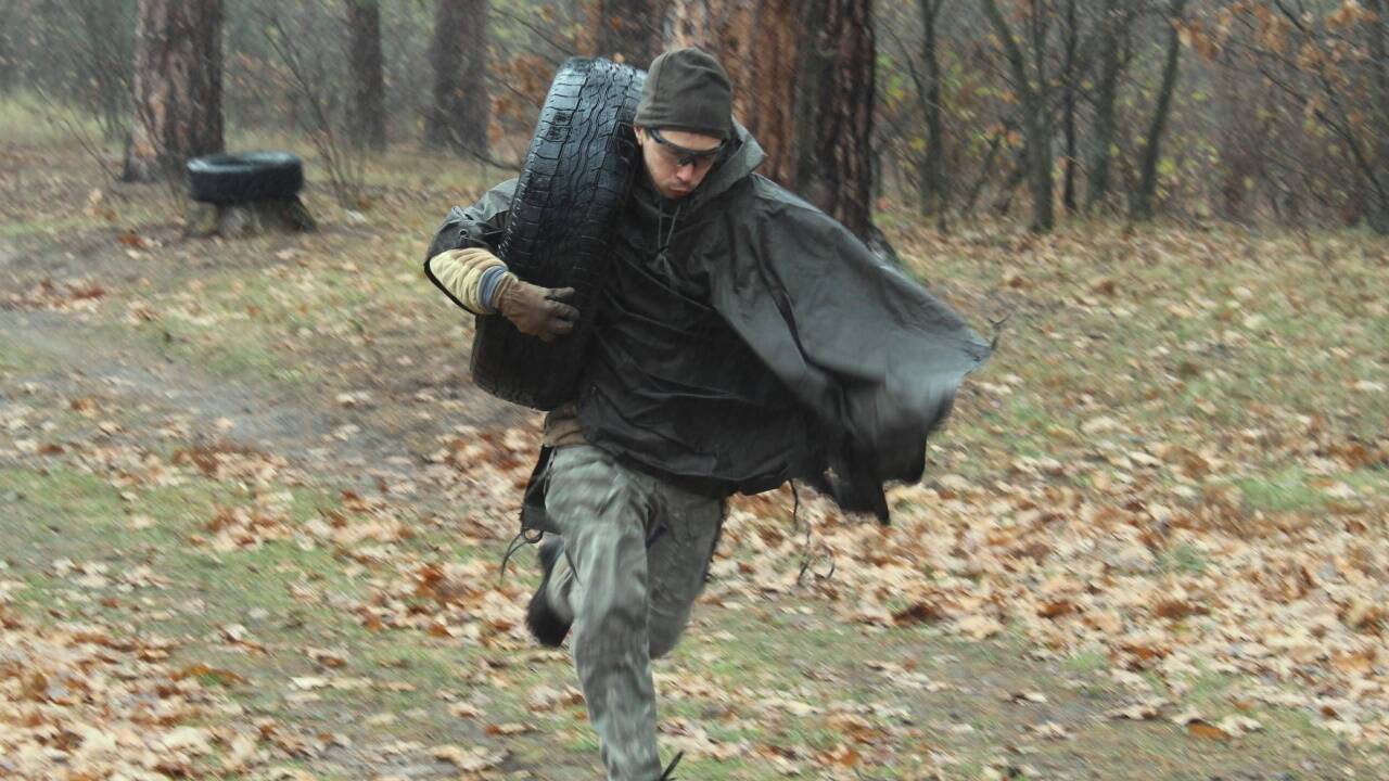 Dmytro ist einer von etwa 100.000 Zivilisten, die in der Ukraine für den Ernstfall trainieren. Dmytro ist einer von etwa 100.000 Zivilisten, die in der Ukraine für den Ernstfall trainieren.