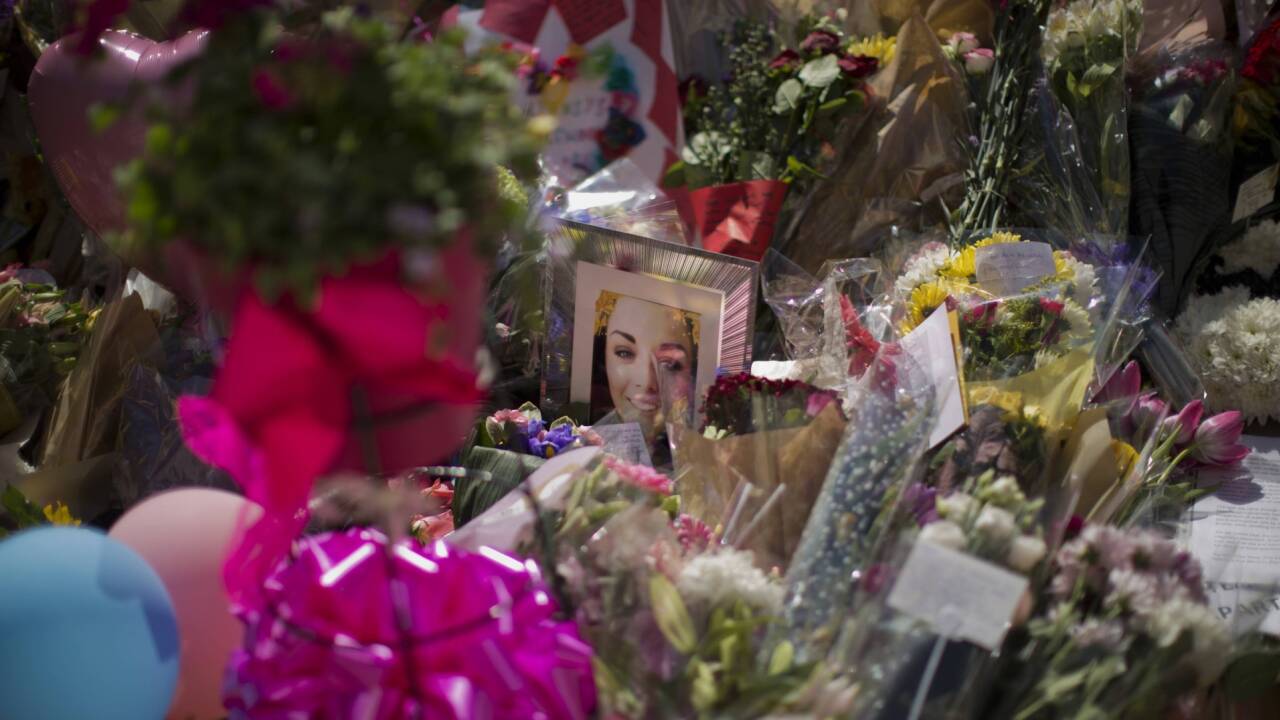 Wer Fehler in der Integrationspolitik als Erklärung gelten lässt für schreckliche Verbrechen, der exkulpiert die Täter. Und der verhöhnt die Opfer. Dieses Foto zeigt Blumen auf dem St. Ann’s Square in Manchester, auf dem Porträtbild in der Mitte sehen wir Eilidh McLeod (14), eines der Opfer des Terroranschlages. 