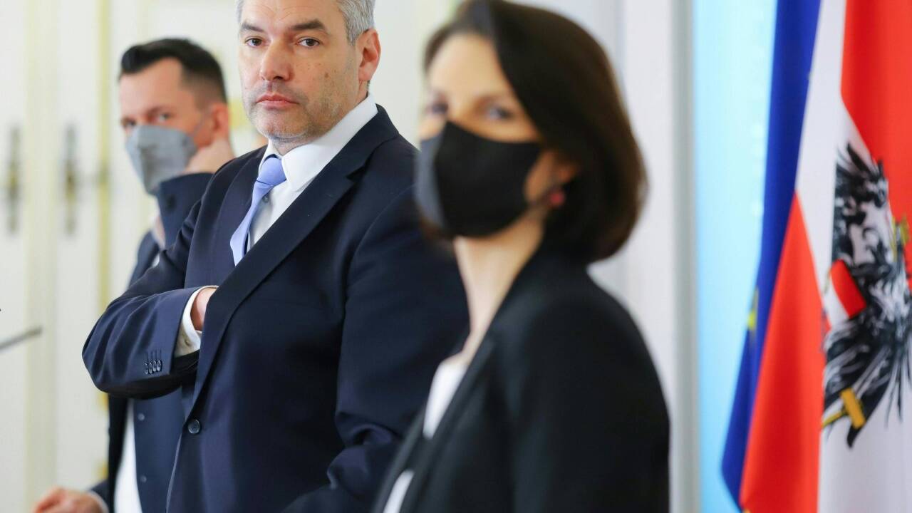 Gesundheitsminister Wolfgang Mückstein (Grüne), Bundeskanzler Karl Nehammer (ÖVP) und Verfassungsministerin Karoline Edtstadler (ÖVP) am Sonntag, 16. Jänner 2022, im Rahmen einer Pressekonferenz zur Präsentation des Gesetzesentwurfs zur Impfpflicht im Bundeskanzleramt in Wien. 