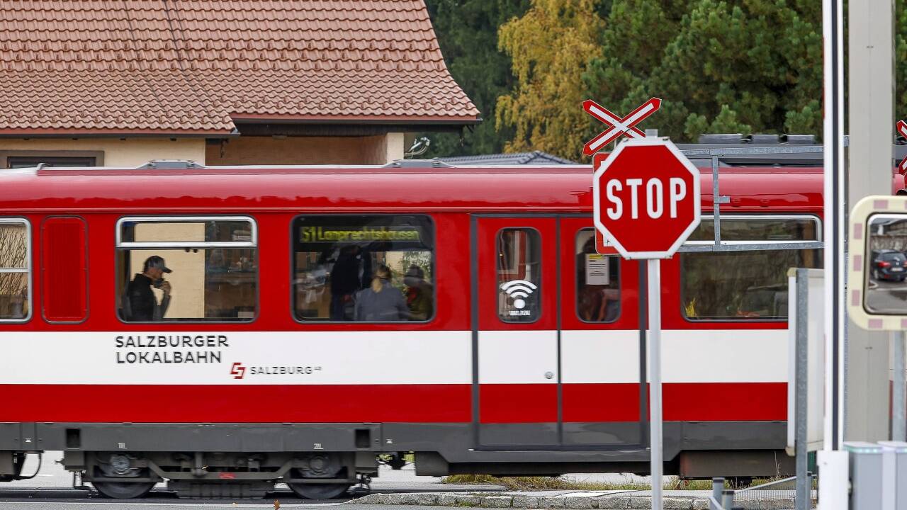 Die Garnituren der Lokalbahn sind mitunter in die Jahre gekommen und haben keine Klimaanlage. Das soll sich mittelfristig ändern.   Die Garnituren der Lokalbahn sind mitunter in die Jahre gekommen und haben keine Klimaanlage. Das soll sich mittelfristig ändern.
