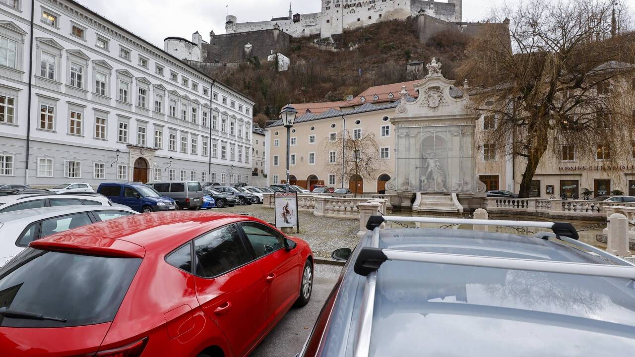 Der Kapitelplatz mitten in der Salzburger Altstadt: Mittlerweile wird die Pferdeschwemme tagtäglich von Autos umringt.   Der Kapitelplatz mitten in der Salzburger Altstadt: Mittlerweile wird die Pferdeschwemme tagtäglich von Autos umringt.