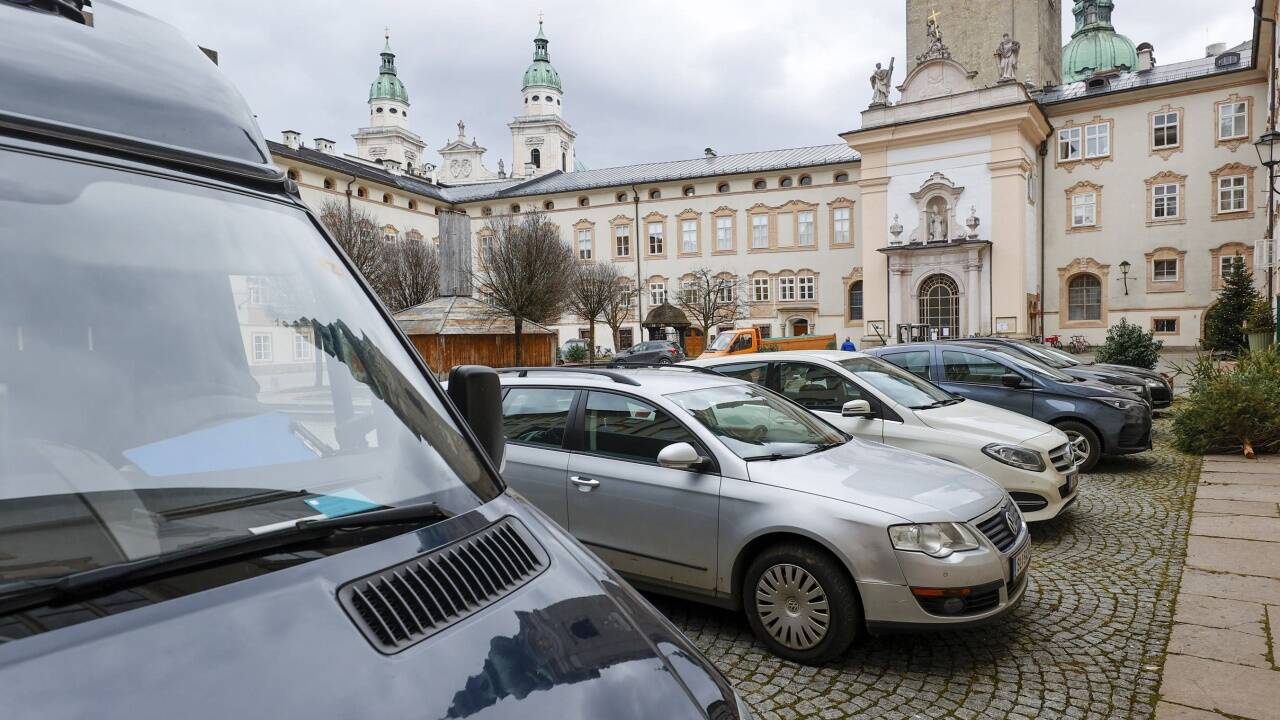 Der Innenhof von St. Peter zählt derzeit rund 70 Stellplätze und soll mit dem Ausbau der Parkgarage autofrei werden.   Der Innenhof von St. Peter zählt derzeit rund 70 Stellplätze und soll mit dem Ausbau der Parkgarage autofrei werden.