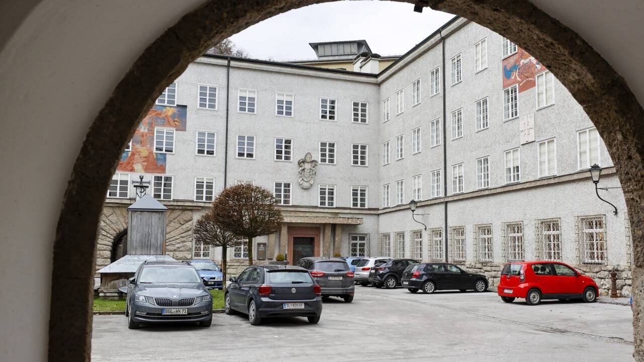 Der Innenhof von St. Peter zählt derzeit rund 70 Stellplätze und soll mit dem Ausbau der Parkgarage autofrei werden.  Der Innenhof von St. Peter zählt derzeit rund 70 Stellplätze und soll mit dem Ausbau der Parkgarage autofrei werden.