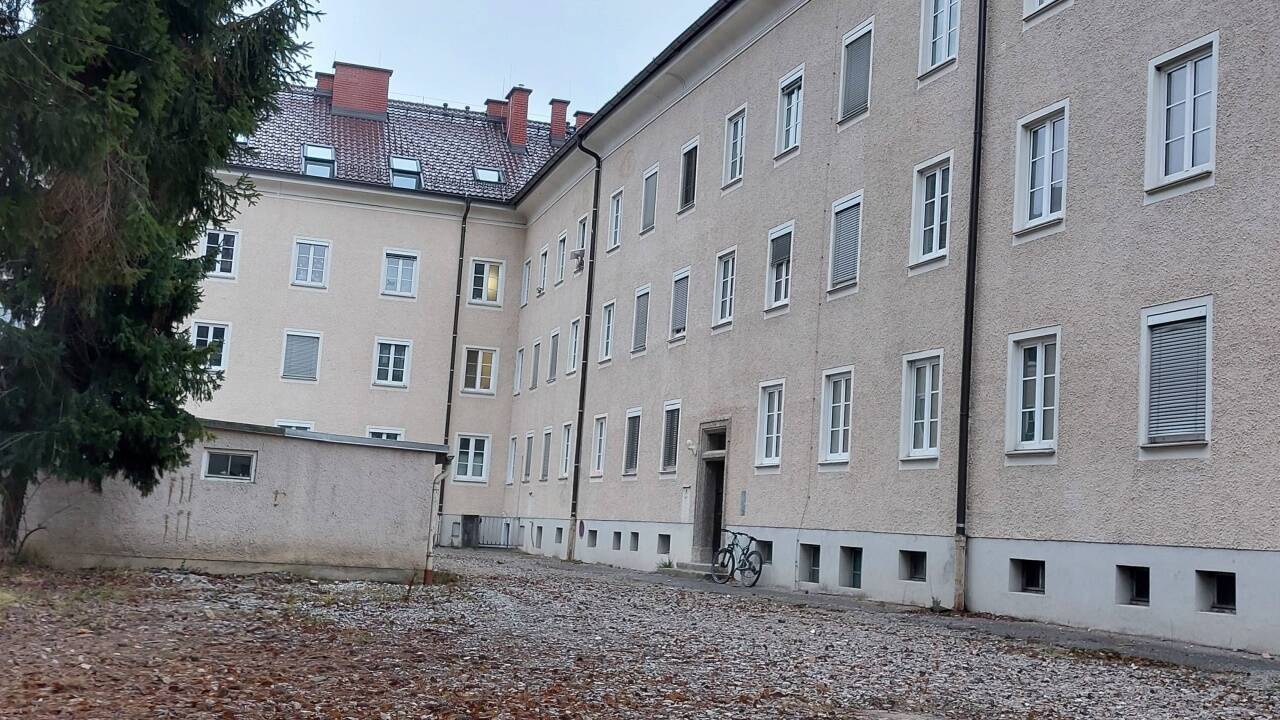 28 Wohnungen könnten im Dachgeschoß des Lehener Vierkanters errichtet werden, doch mangels Budgetmittel steht hier vieles seit Jahren leer.  