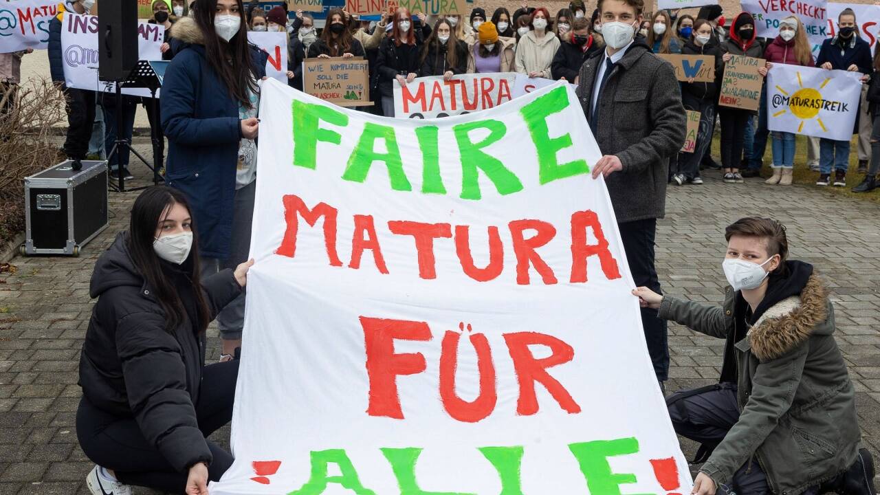 Vor dem BORG in Straßwalchen versammelten sich rund 50 Schülerinnen und Schüler zum Protest. Organisiert wurde der Maturastreik von der SPÖ-nahen Aktion kritischer SchülerInnen (AKS).   Vor dem BORG in Straßwalchen versammelten sich rund 50 Schülerinnen und Schüler zum Protest. Organisiert wurde der Maturastreik von der SPÖ-nahen Aktion kritischer SchülerInnen (AKS).