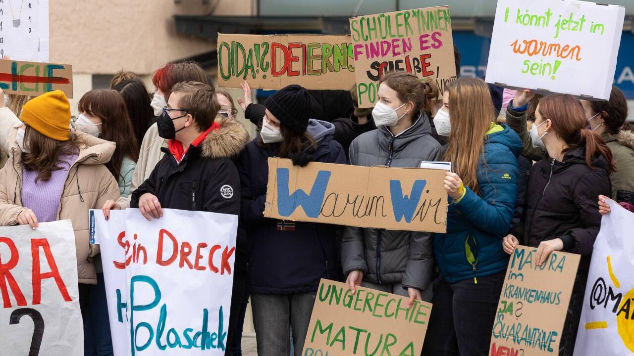 Vor dem BORG in Straßwalchen versammelten sich rund 50 Schülerinnen und Schüler zum Protest. Organisiert wurde der Maturastreik von der SPÖ-nahen Aktion kritischer SchülerInnen (AKS).   Vor dem BORG in Straßwalchen versammelten sich rund 50 Schülerinnen und Schüler zum Protest. Organisiert wurde der Maturastreik von der SPÖ-nahen Aktion kritischer SchülerInnen (AKS).