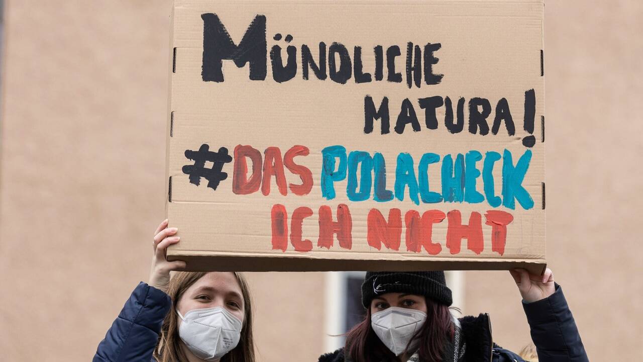 Vor dem BORG in Straßwalchen versammelten sich rund 50 Schülerinnen und Schüler zum Protest. Organisiert wurde der Maturastreik von der SPÖ-nahen Aktion kritischer SchülerInnen (AKS).   Vor dem BORG in Straßwalchen versammelten sich rund 50 Schülerinnen und Schüler zum Protest. Organisiert wurde der Maturastreik von der SPÖ-nahen Aktion kritischer SchülerInnen (AKS).