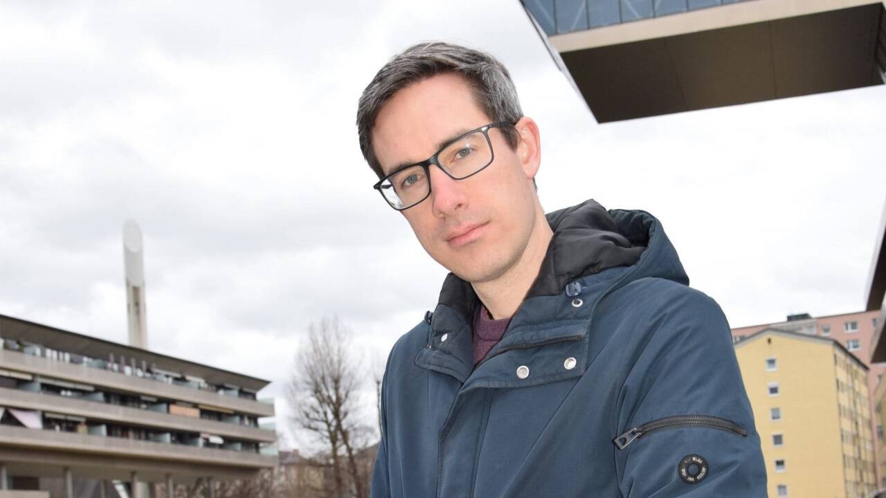 Kay-Michael Dankl mit dem Ordner aus der Sprechstunde. Kay-Michael Dankl mit dem Ordner aus der Sprechstunde.