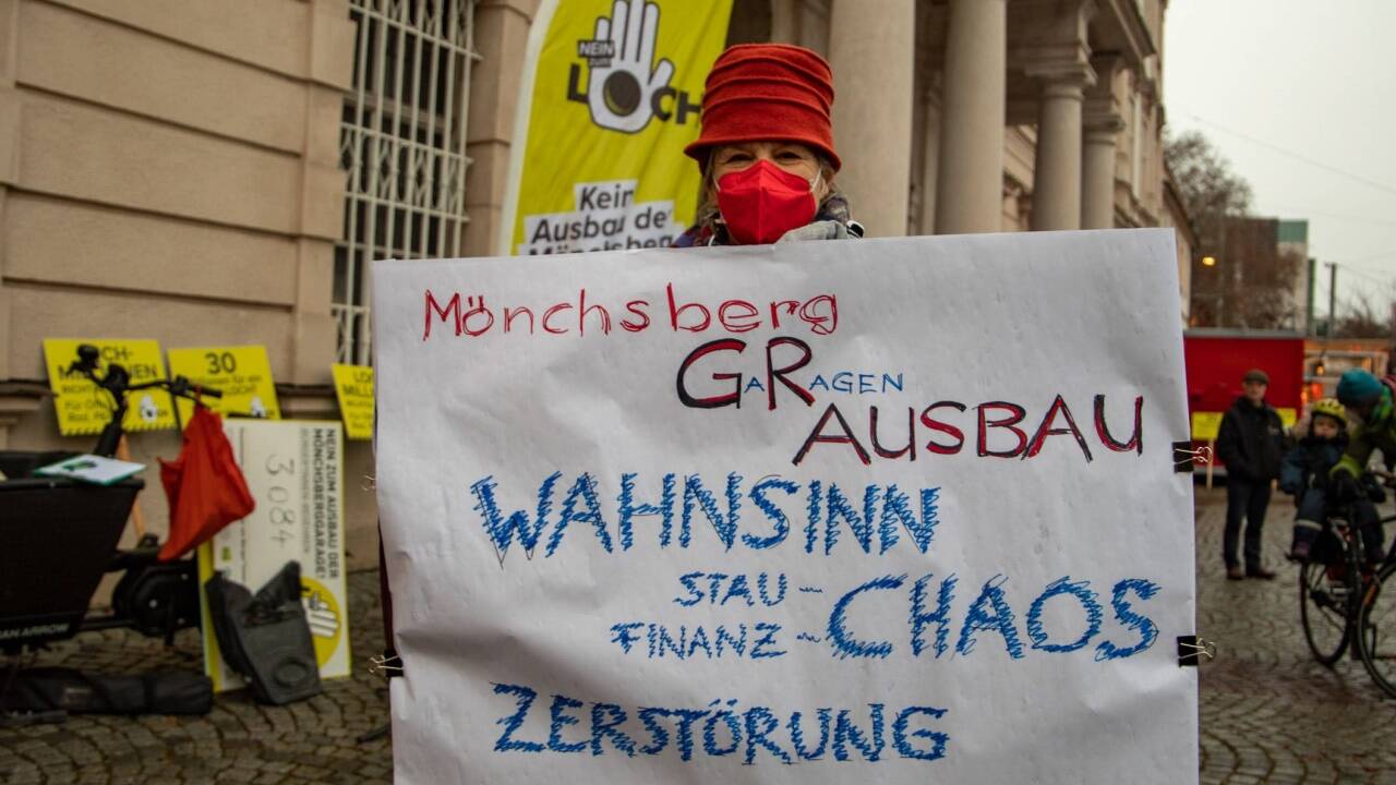 Protestaktion gegen den Ausbau der Mönchsberggarage am Donnerstag, 20. Jänner 2022, vor dem Schloss Mirabell in Salzburg. 