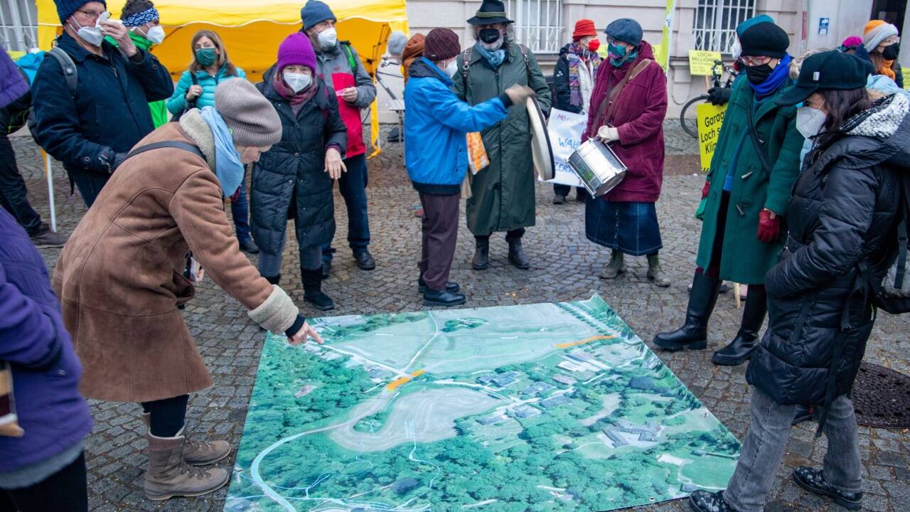 Die Kundgebungsteilnehmer zeigten, wie groß die Baustelle auf dem Krauthügel mit dem Ausbau der Mönchsberggarage werden soll.  