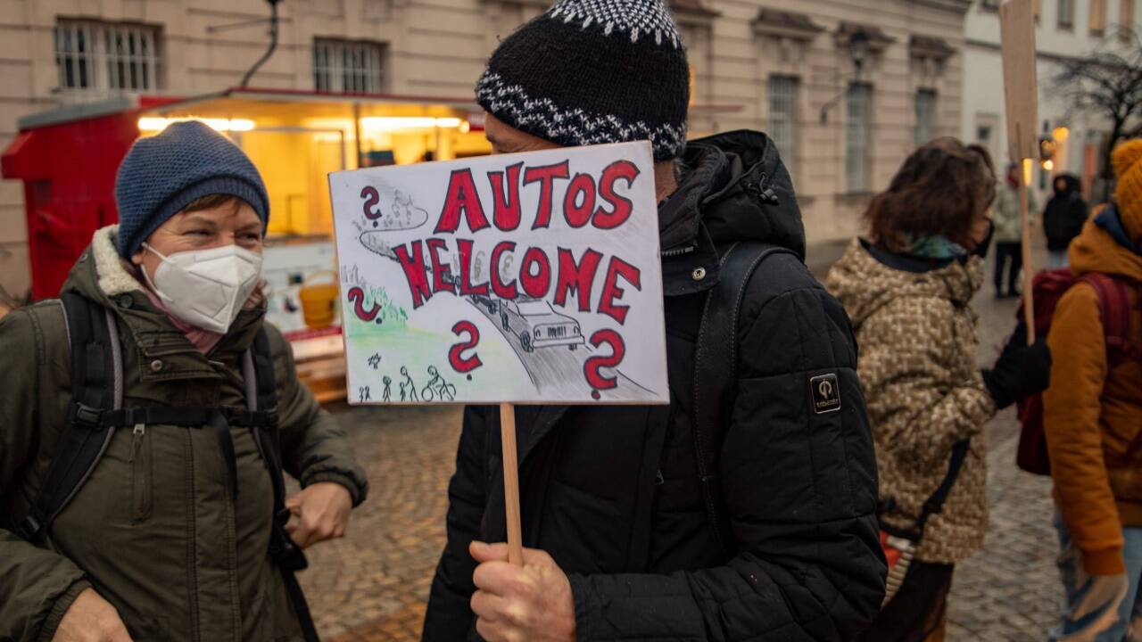 Protestaktion gegen den Ausbau der Mönchsberggarage am Donnerstag, 20. Jänner 2022, vor dem Schloss Mirabell in Salzburg. 