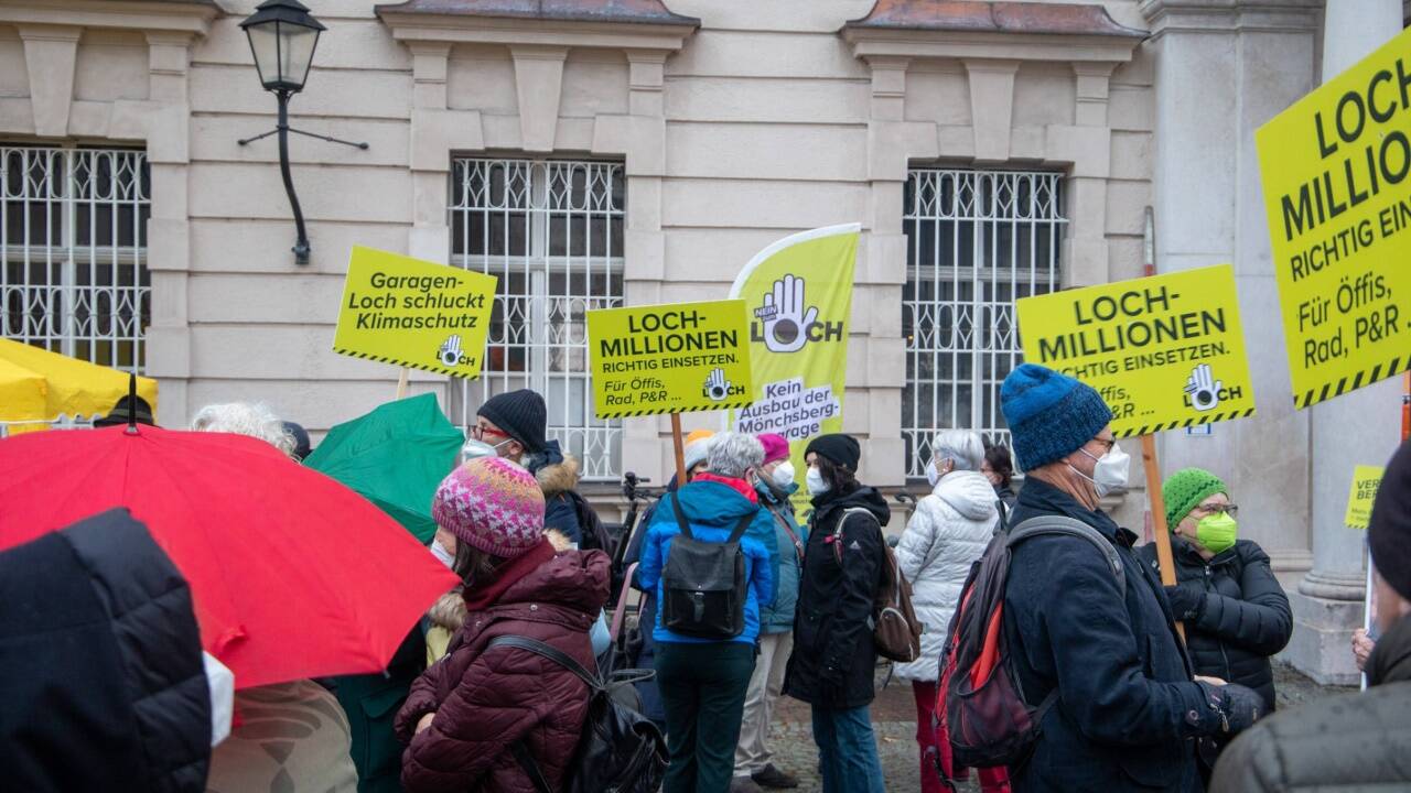 Protestaktion gegen den Ausbau der Mönchsberggarage am Donnerstag, 20. Jänner 2022, vor dem Schloss Mirabell in Salzburg. 