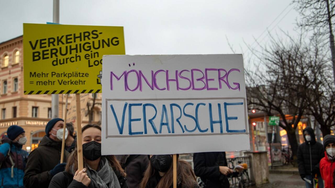 Protestaktion gegen den Ausbau der Mönchsberggarage am Donnerstag, 20. Jänner 2022, vor dem Schloss Mirabell in Salzburg. 