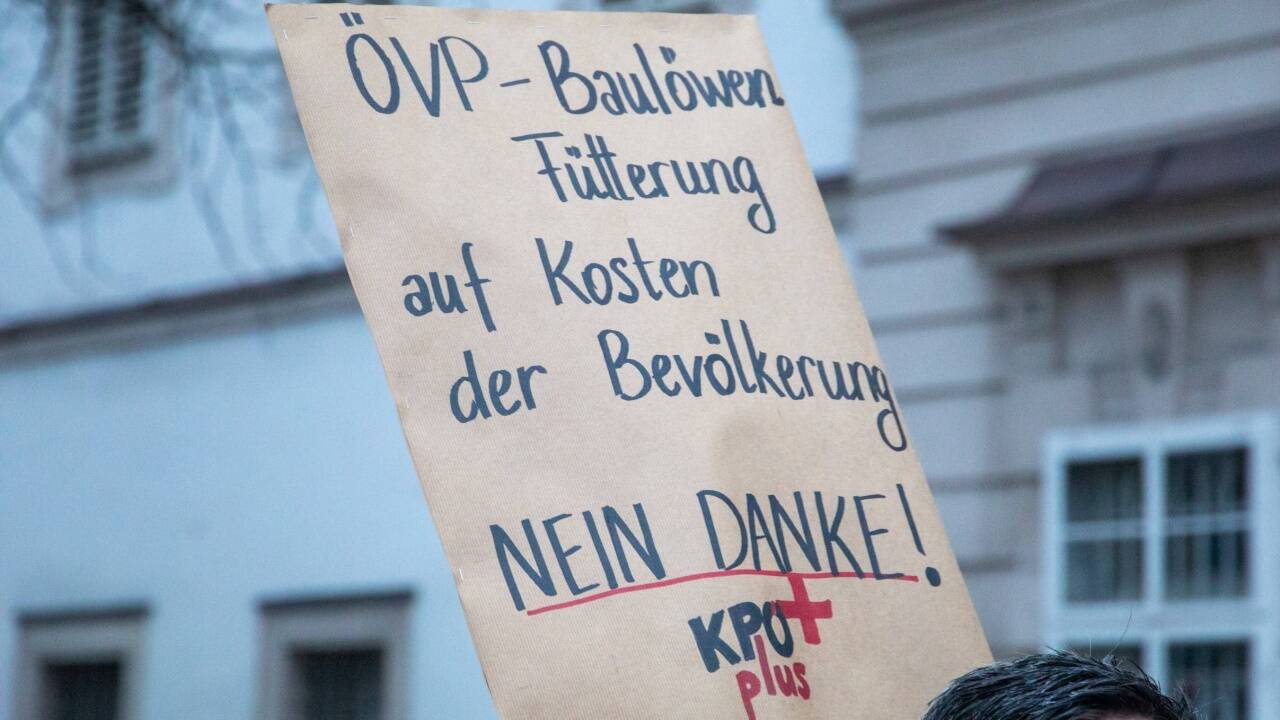 Auch die KPÖplus beteiligte sich am Donnerstag an der Protestaktion vor dem Schloss Mirabell.  