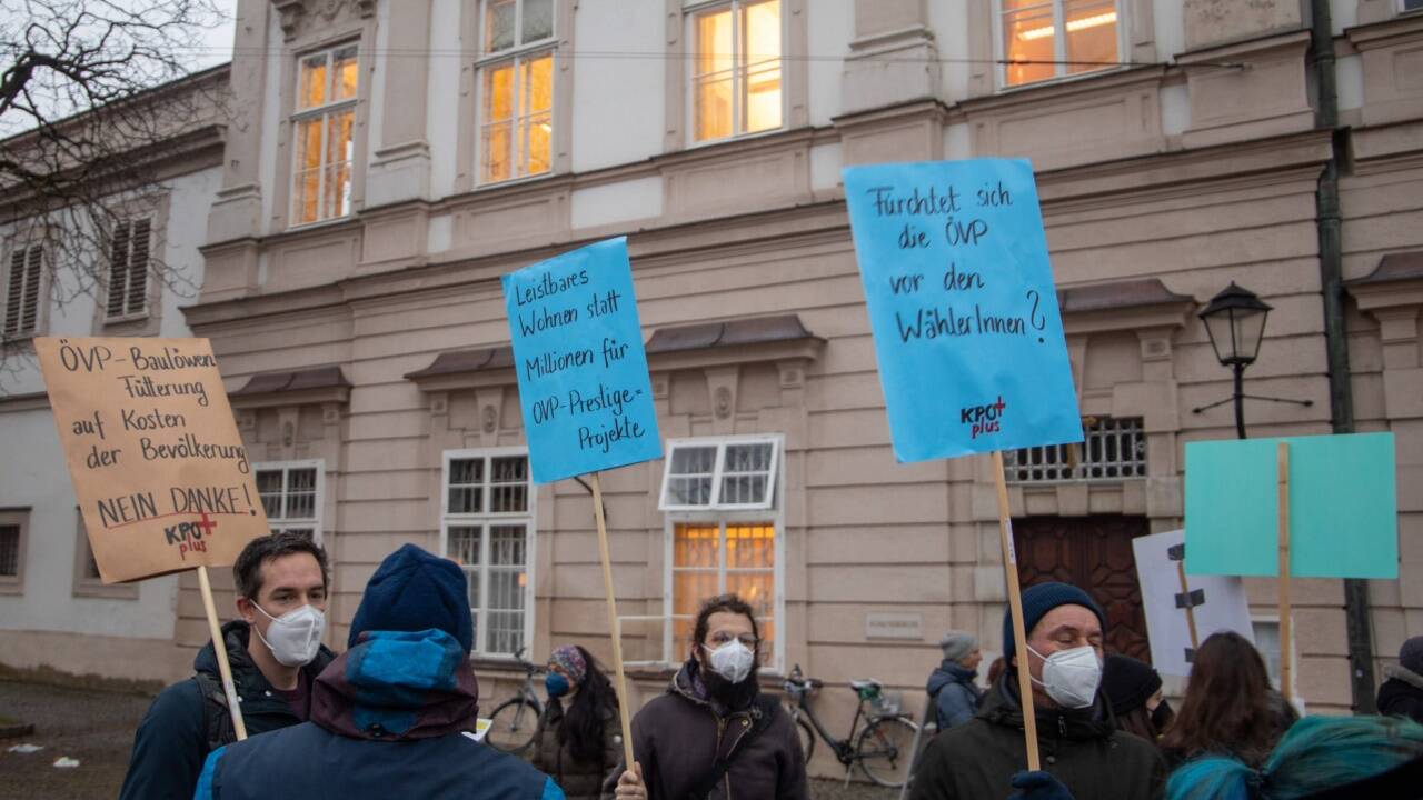 Protestaktion gegen den Ausbau der Mönchsberggarage am Donnerstag, 20. Jänner 2022, vor dem Schloss Mirabell in Salzburg. 