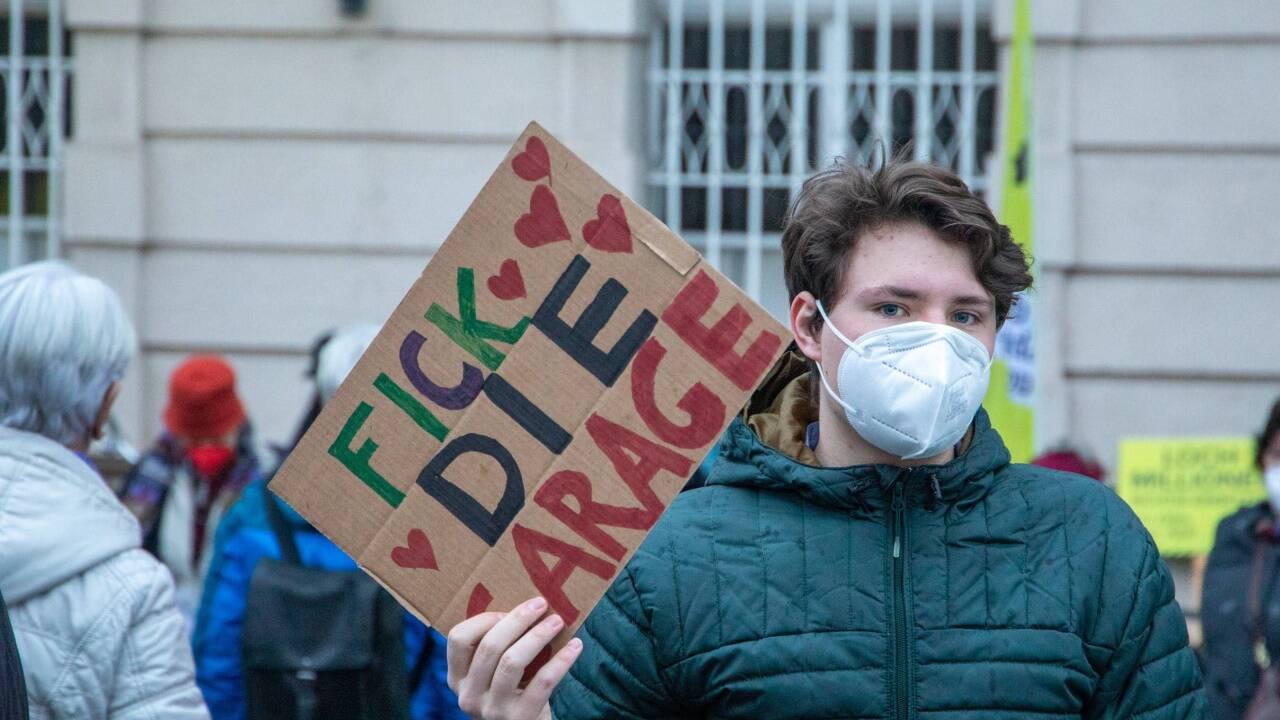 Auch wenig gehalt- und niveauvolle Botschaften gab es von jungen Aktivisten bei der Protestaktion.  