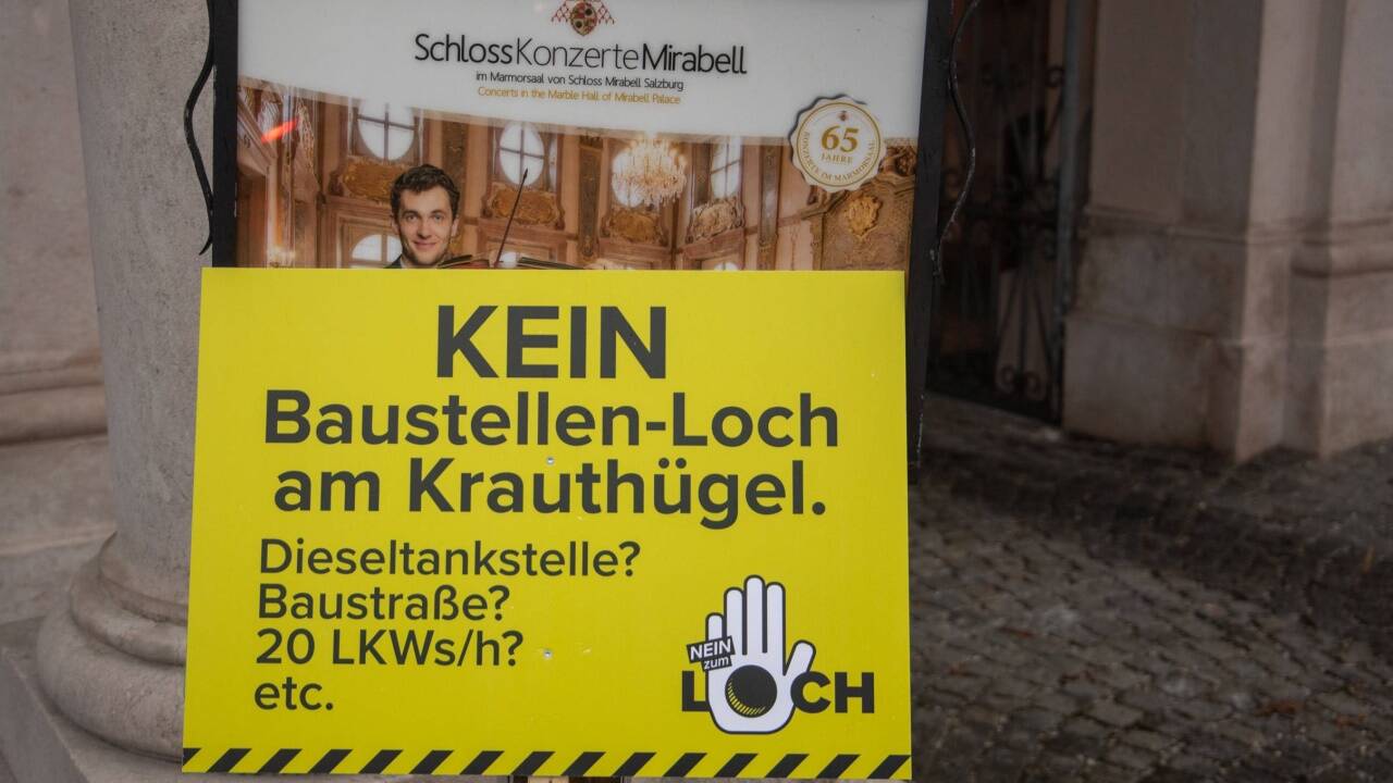Protestaktion gegen den Ausbau der Mönchsberggarage am Donnerstag, 20. Jänner 2022, vor dem Schloss Mirabell in Salzburg. 