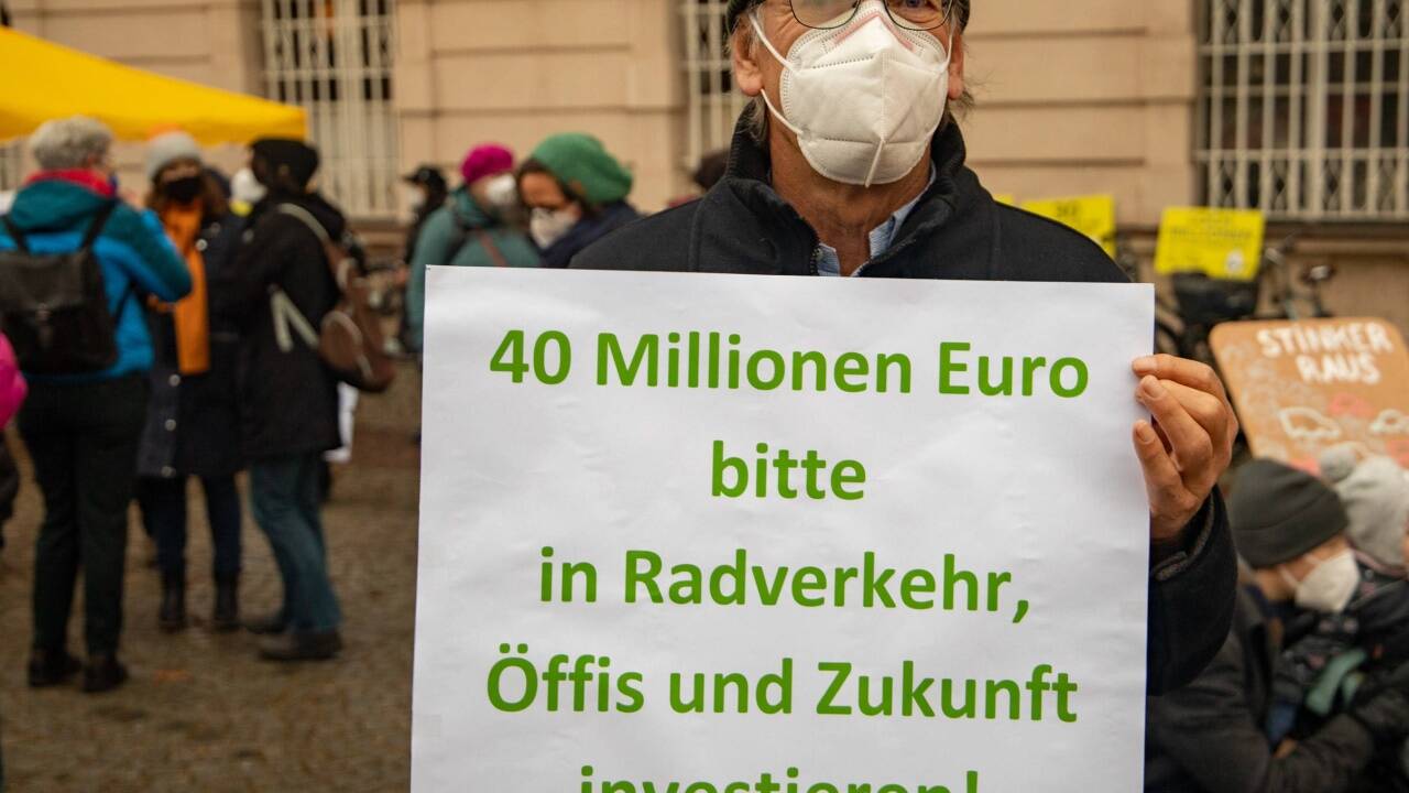 Protestaktion gegen den Ausbau der Mönchsberggarage am Donnerstag, 20. Jänner 2022, vor dem Schloss Mirabell in Salzburg. 