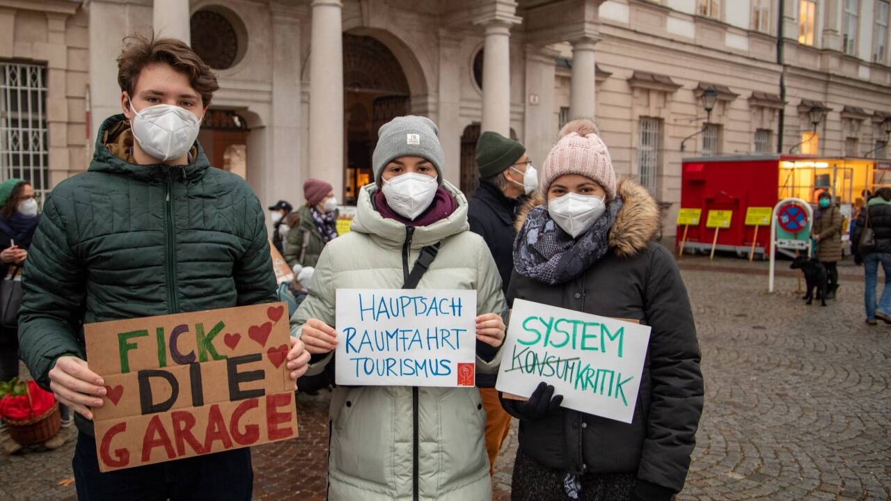 Protestaktion gegen den Ausbau der Mönchsberggarage am Donnerstag, 20. Jänner 2022, vor dem Schloss Mirabell in Salzburg. 