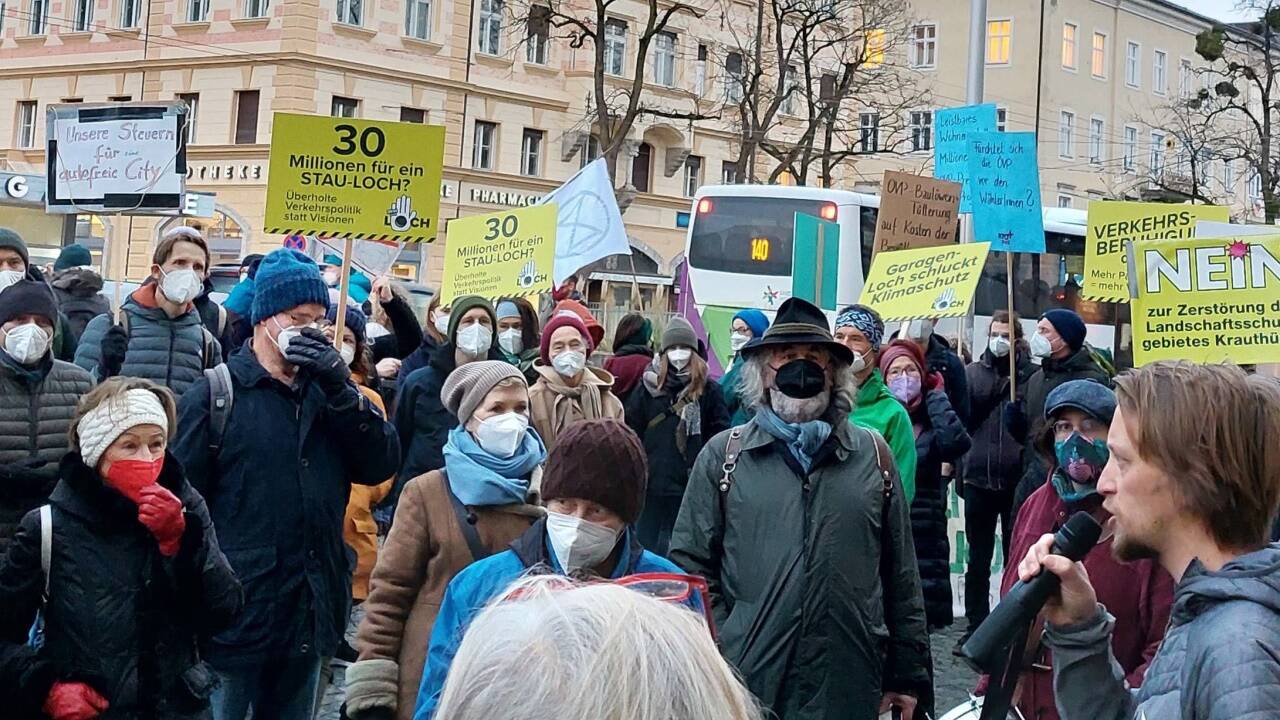 Protestaktion gegen den Ausbau der Mönchsberggarage am Donnerstag, 20. Jänner 2022, vor dem Schloss Mirabell in Salzburg. 