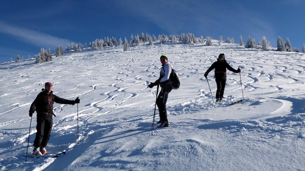 Drei Männer im Schnee bei der Spurenanalyse am Hohen Zinken.   Drei Männer im Schnee bei der Spurenanalyse am Hohen Zinken.