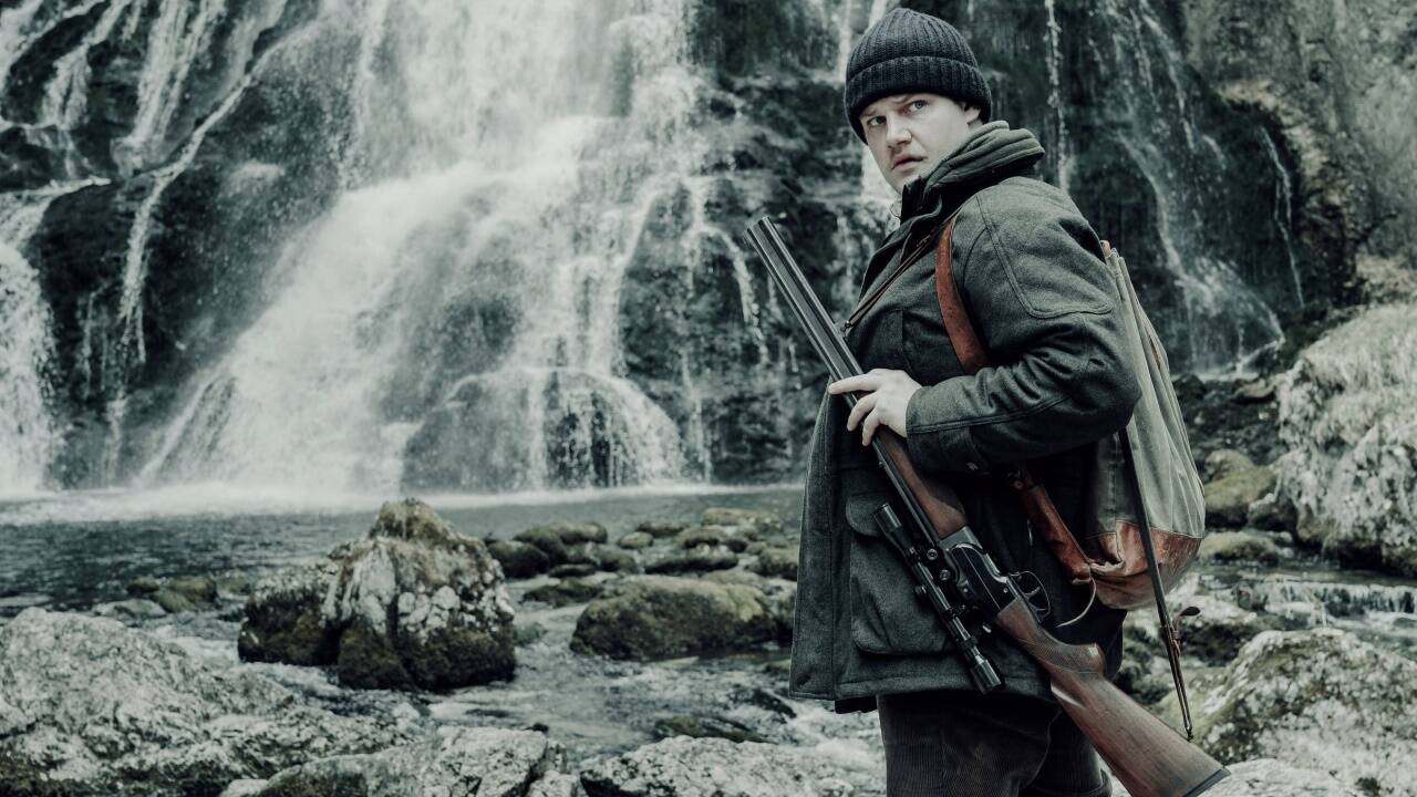 „Xandi“ auf der Jagd: Dominic Marcus Singer in einer Szene aus der zweiten Staffel von „Der Pass“. 
