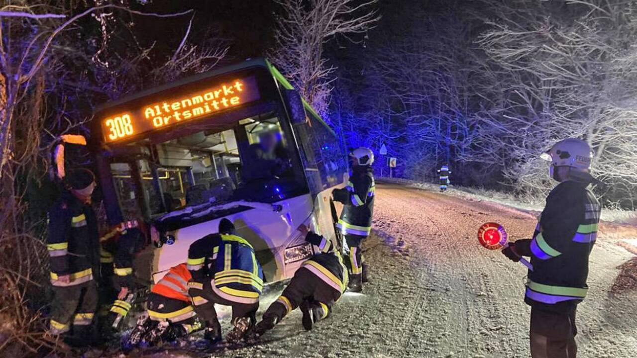 Heftiger Schneefall hatte am Donnerstag eine Vielzahl von Feuerwehreinsätzen zur Folge. Im Bild Einsatzkräfte bei der Bergung eines Linienbusses auf der L130 bei Heiligenkreuz in Niederösterreich.  