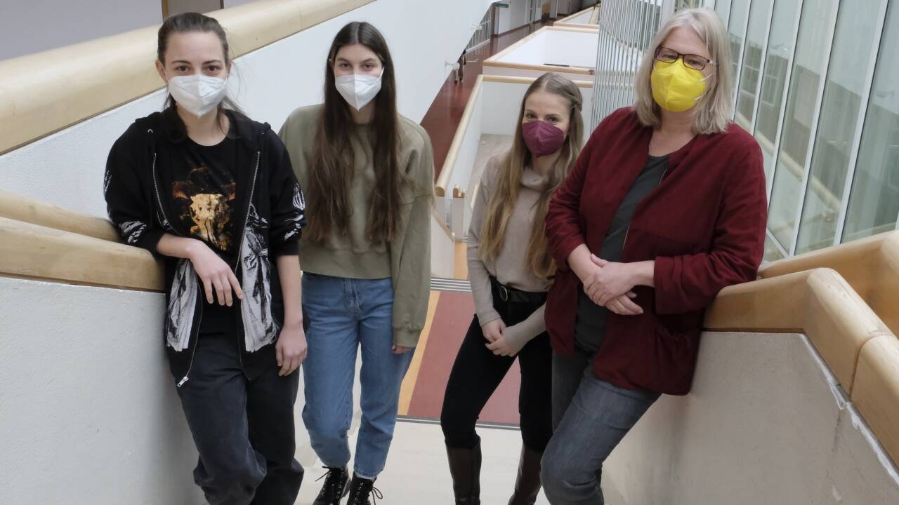 Die Masterstudentinnen Raphaela Maier, Clara Schulan und Selina Scheichl (v. l.) sind Teil einer Forschungsgruppe unter der Leitung von Sozialpsychologin Eva Jonas (im Bild rechts), die sich damit beschäftigt, wie Salzburg studentenfreundlicher werden kann. Die Masterstudentinnen Raphaela Maier, Clara Schulan und Selina Scheichl (v. l.) sind Teil einer Forschungsgruppe unter der Leitung von Sozialpsychologin Eva Jonas (im Bild rechts), die sich damit beschäftigt, wie Salzburg studentenfreundlicher werden kann.