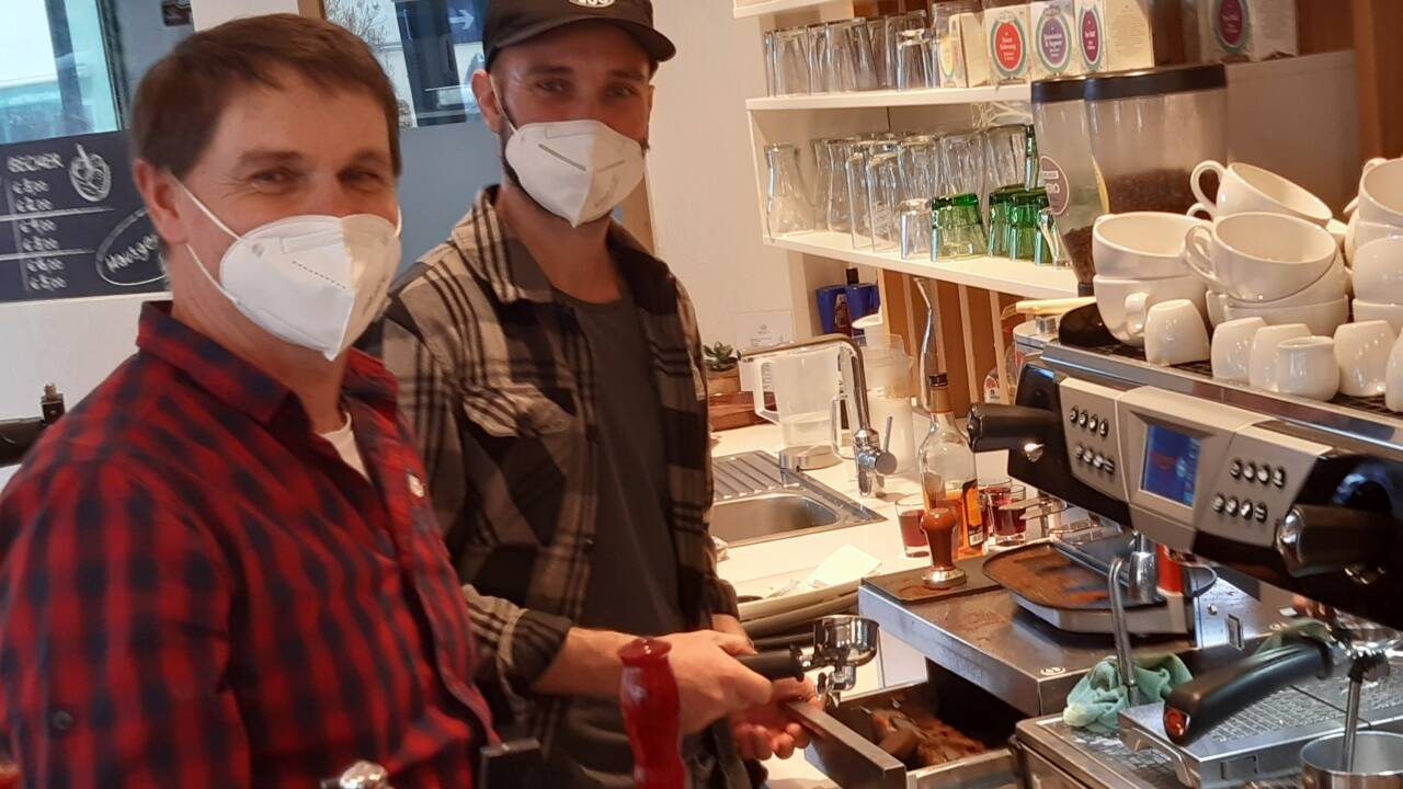 Vater und Sohn Hans Peter Bacher – auf dem Golfplatz und an der Kaffeemaschine ein erfolgreiches Duo.  